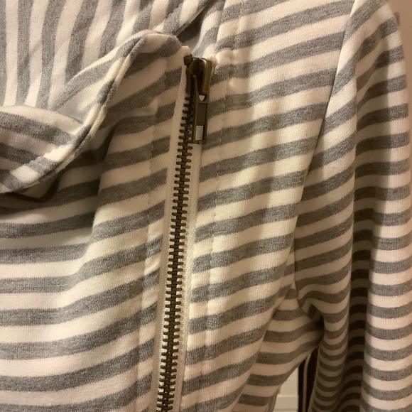 ANDREE BY UNIT GRAY & WHITE STRIPE COWL SIDE ZIP-UP SWEATER / Size S - Picture 7 of 11